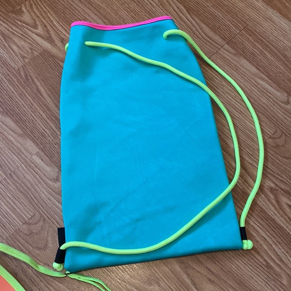 Size small triangl bikini with a matching bag - Picture 4 of 5